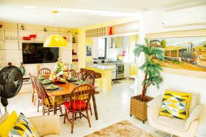 a kitchen and dining room with a table and chairs at Condominio Iberostate in Praia do Forte