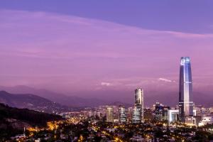 vista sulla città di notte di Sheraton Santiago Hotel & Convention Center a Santiago