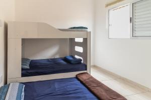 a bedroom with two bunk beds and a mattress at Casa nova condomínio fechado Praia Grande SP in Solemar
