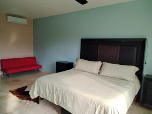 Ένα ή περισσότερα κρεβάτια σε δωμάτιο στο Perfectly located spacious apartment with 2 balconies