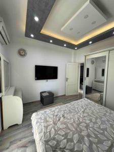 - une chambre avec un lit et une télévision à écran plat dans l'établissement Sunterra Resort 01 bedroom Apt., à Charm el-Cheikh