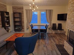 ein Wohnzimmer mit einem Tisch, Stühlen und einem Sofa in der Unterkunft Kiruna accommadation Sandstensgatan 24 in Kiruna