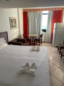 薩爾瓦多的住宿－SOL VICTORIA MARINA，酒店客房,配有一张带弓的床铺