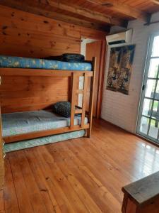 een kamer met twee stapelbedden in een hut bij ROMFER II in San Eduardo del Mar +32 foto's