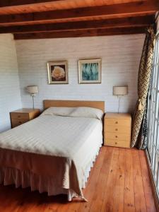 een slaapkamer met een groot bed en twee lampen bij ROMFER II in San Eduardo del Mar