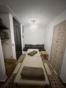 เตียงในห้องที่ Riad Ecila