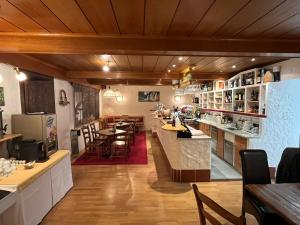 Kuchyň nebo kuchyňský kout v ubytování Gasthof-Pension Alt Kirchheim