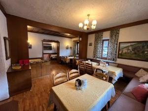 a restaurant with tables and chairs in a room at Gasthof-Pension Alt Kirchheim in Bad Kleinkirchheim