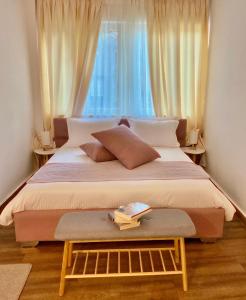 sypialnia z dużym łóżkiem i oknem w obiekcie Compass Lofts Athens w Atenach