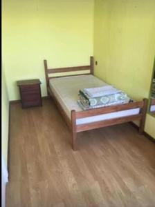 una piccola camera con letto e pavimento in legno di Casa Verano Dichato a Dichato