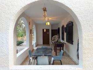 an archway in a house with a table and chairs at Cortijo Aire del desierto rústico y tranquilo entre el mar y desierto - Alborania in Pechina