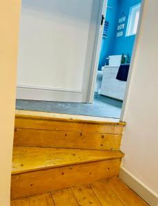 eine Treppe, die in ein Zimmer mit einer Tür führt in der Unterkunft Gorwel, Spacious 3 Bedroom Cottage near the Beach in Llanarth + 18 Fotos