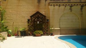 een binnenplaats met een zwembad en een gebouw bij 3 Bedroom Farmhouse with Private Pool in Zebbug Gozo in Żebbuġ