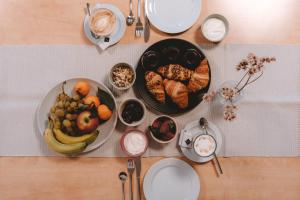 einen Tisch mit Teller mit Lebensmitteln auf einem Tisch in der Unterkunft Anewandterhof in Bruneck