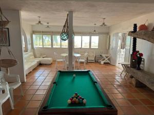 ein Wohnzimmer mit einem Billardtisch darin in der Unterkunft Casa Pê na Areia e Vista ao Mar em São José in São José da Coroa Grande