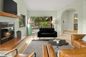 salon z kanapą i kominkiem w obiekcie Spacious W Sedona 4 bedroom Contemporary House! w mieście Sedona