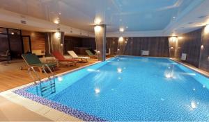 una gran piscina en una habitación de hotel en Mountain View Apartment with Balcony next to Gondola Ski Lift en Gudauri