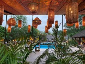 ein Resort mit Kronleuchtern und einem Pool in der Unterkunft Le Patio in Lomé