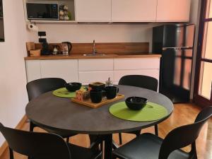 eine Küche mit einem Tisch mit vier Schüsseln darauf in der Unterkunft Don G Home in Pescara