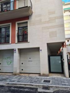 ein Gebäude mit zwei Garagentüren auf der Seite in der Unterkunft Don G Home in Pescara