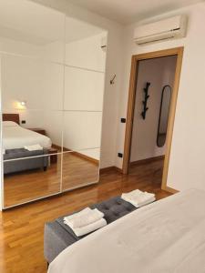 ein Schlafzimmer mit einem Spiegel und einem Bett in einem Zimmer in der Unterkunft Don G Home in Pescara