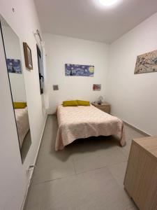 ein Schlafzimmer mit einem Bett in einem weißen Zimmer in der Unterkunft Casa mamma Etna in Zafferana Etnea