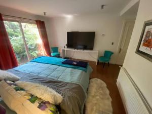 a bedroom with a bed and a large window at Casa Amoblada en chicureo in Chicureo Abajo