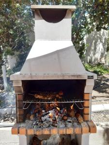 a grill with food cooking inside of it at Cortijo Aire del desierto rústico y tranquilo entre el mar y desierto - Alborania in Pechina