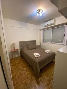 Un pat sau paturi într-o cameră la Caballito Apartment
