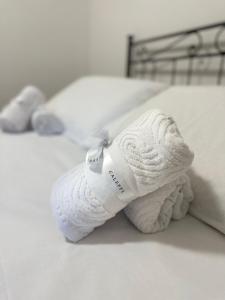 een opgezette handdoek dier zittend op een bed bij AmoRoma Holiday in Rome