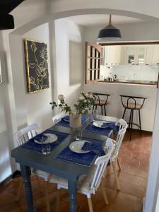 Casa Guemes في سانتياغو: غرفة طعام مع طاولة وكراسي زرقاء
