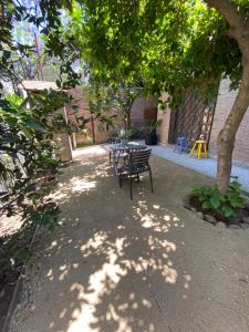 a table and chairs under a tree in a yard at Casa Guemes in Santiago