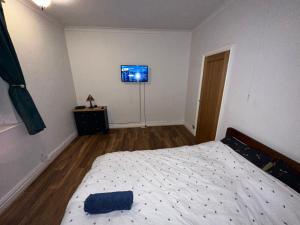 um quarto com uma cama e uma televisão na parede em Bolsover Castle View em Bolsover
