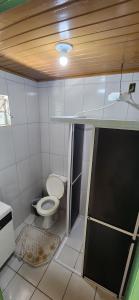 een kleine badkamer met een toilet en een plafond bij Casa na Beira Mar - Relaxe sentindo a brisa do Mar a poucos metros do oceano in Arroio do Silva