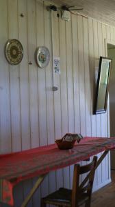 una habitación con una mesa con un tazón encima en Casa na Beira Mar - Relaxe sentindo a brisa do Mar a poucos metros do oceano, en Arroio do Silva
