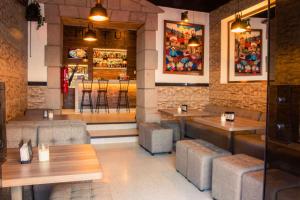 un ristorante con tavoli e sedie in legno e un bar di El Portal Del Marques a Cajamarca