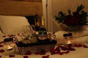 a table with a basket of wine glasses and a bouquet of roses at Santa bárbara in Santa Rosa de Cabal