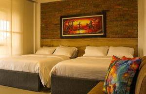 two beds sitting next to each other in a bedroom at Santa bárbara in Santa Rosa de Cabal