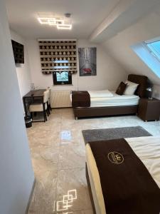 1 dormitorio con 1 cama y escritorio en una habitación en Hotel Royal, en Leopoldshöhe