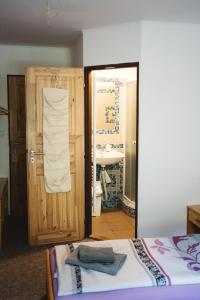 1 dormitorio con 1 cama y baño con lavamanos en Gasthaus Kitzloch en Taxenbach