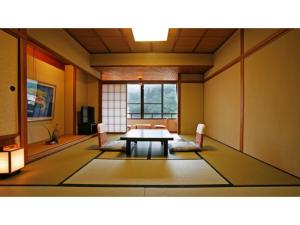 ein Esszimmer mit einem Tisch in einem Zimmer in der Unterkunft Mansuirou - Vacation STAY 32148v in Misasa