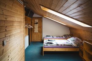 1 dormitorio con 1 cama en una habitación de madera en Gasthaus Kitzloch, en Taxenbach