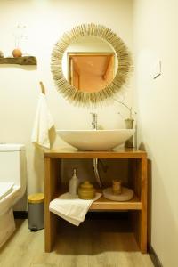 y baño con lavabo y espejo. en Ascenso Kimun, en Pucón