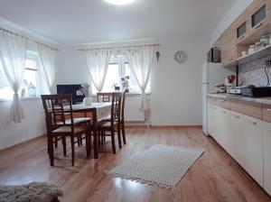 Kuchyň nebo kuchyňský kout v ubytování Apartmán Paula -dovolenka pri aquaparku