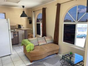uma sala de estar com um sofá e uma janela em Oranjestad Apartment em Oranjestad