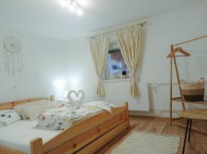 a bedroom with a bed and a window at Apartmán Paula -blízko Tatralandie a Bešeňovej in Liptovský Mikuláš