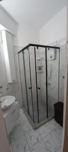 eine Dusche mit Glastür im Bad in der Unterkunft Oytam apt in Nikosia
