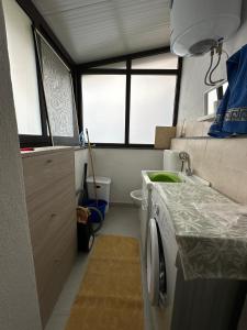eine Küche mit einer Spüle und einer Waschmaschine in der Unterkunft Casa mamma Etna in Zafferana Etnea