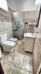 ベナド・トゥエルトにあるLavalle IIIのバスルーム(トイレ、洗面台付)