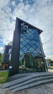 een gebouw met een uithangbord aan de zijkant bij ชวนไดอารี่ Chuan Diary in Ban Nong Bua